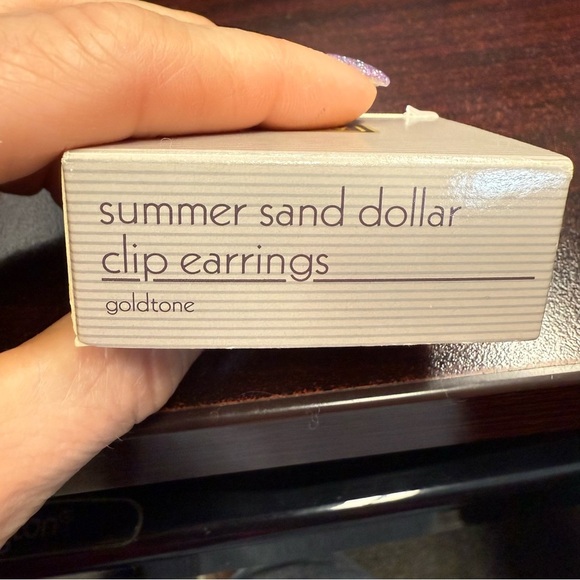 Avon vintage “Summer Sand Dollar” clip Earrings NIB 1988 - Picture 3 of 5